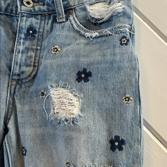 LUCKY BRAND Sienna Slim Distressed Jeans with Embroidered Floral Details - Picture 4 of 12